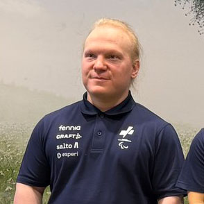 Valtteri Ranua tummansinisessä Tulevaisuuden tähdet t-paidassa Fennian julkistustilaisuudessa.